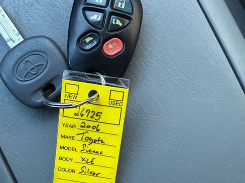 Used 2006 Toyota Sienna XLE image 25