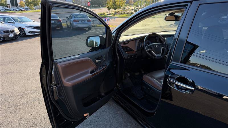 Used 2017 Toyota Sienna Limited Premium FWD image 19