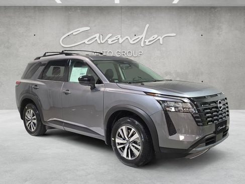 New 2026 Nissan Pathfinder SL image 2