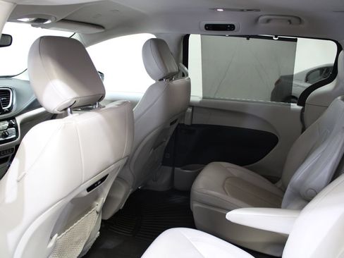 Used 2021 Chrysler Pacifica Touring-L FWD image 16