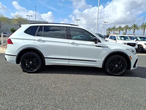 Certified 2022 Volkswagen Tiguan SE R-Line image 8