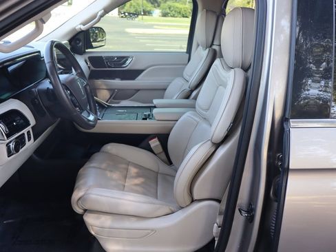 Used 2018 Lincoln Navigator Reserve w/ Technology Package AWD/4WD image 19