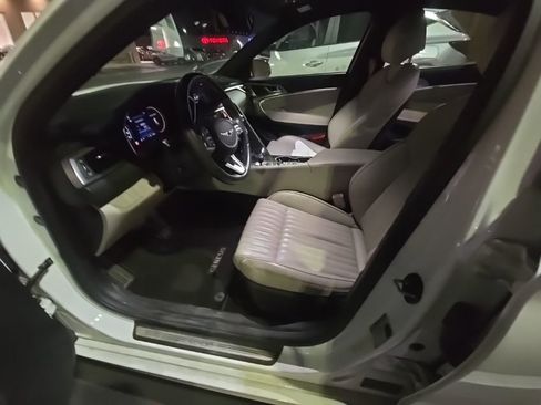 Used 2022 Genesis G70 2.0T w/ Prestige Package image 10