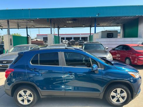 Used 2019 Chevrolet Trax LT w/ LPO, Cargo Package FWD image 6