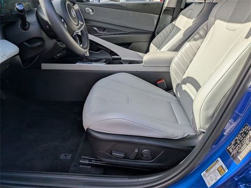 Used 2025 Hyundai Elantra Limited image 11