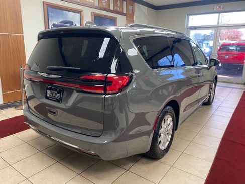 Used 2022 Chrysler Pacifica Touring-L image 5
