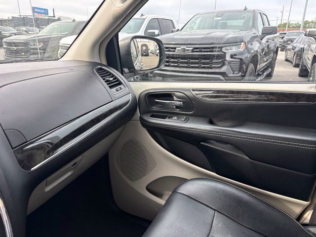 Used 2016 Chrysler Town & Country Touring w/ Driver Convenience Group FWD image 23