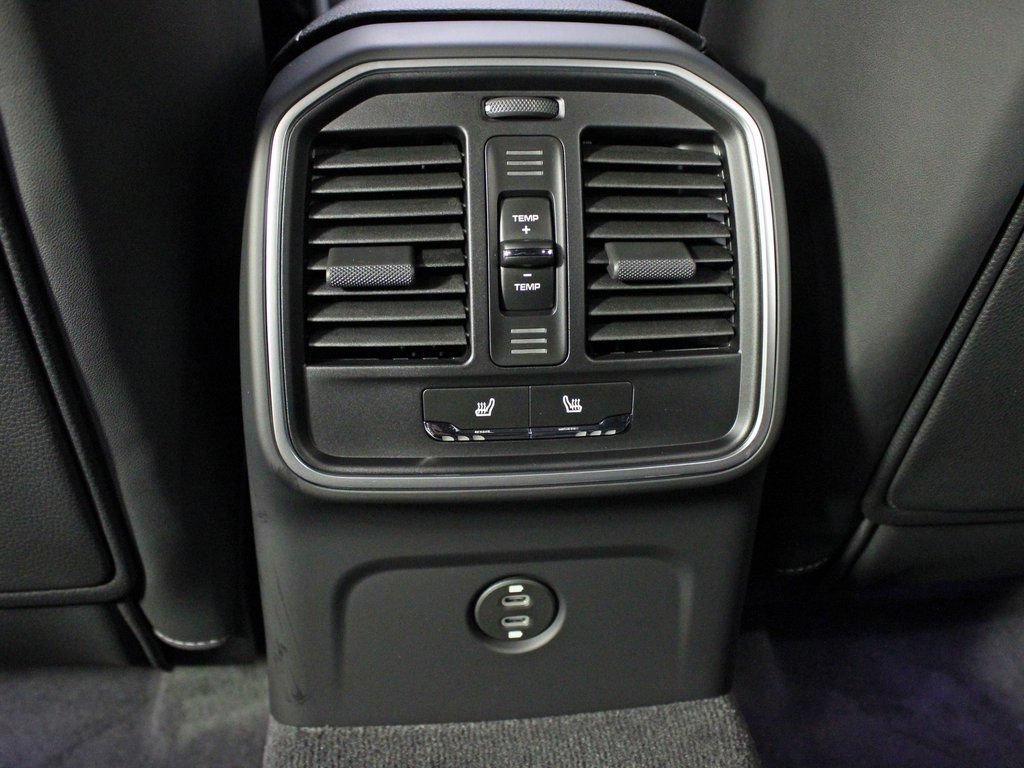Certified 2026 Porsche Macan AWD/4WD image 37