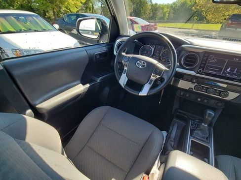 Used 2022 Toyota Tacoma SR5 w/ Technology Package image 7