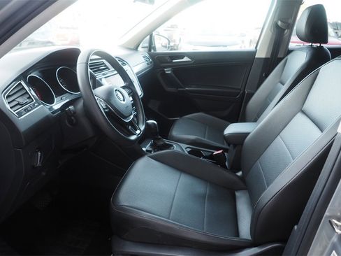 Used 2020 Volkswagen Tiguan SE image 9