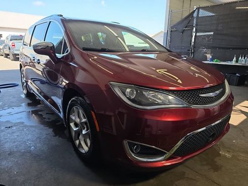 Used 2020 Chrysler Pacifica Limited FWD image 2
