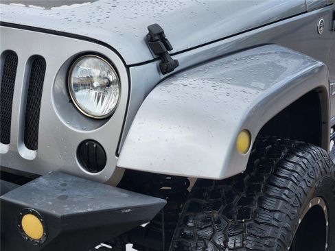 Used 2015 Jeep Wrangler Unlimited Sahara w/ Connectivity Group AWD/4WD image 9