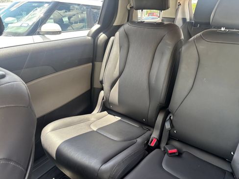 Used 2026 Kia Carnival FWD image 40