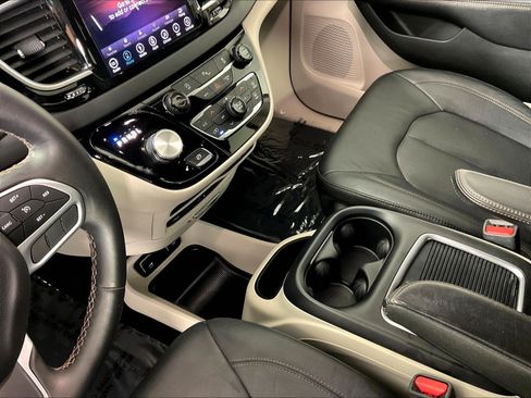 Used 2018 Chrysler Pacifica Touring-L Plus FWD image 18