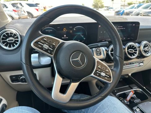 Used 2021 Mercedes-Benz GLB 250 w/ Premium Package image 22
