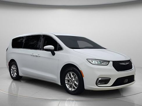 Used 2023 Chrysler Pacifica Touring-L FWD image 9