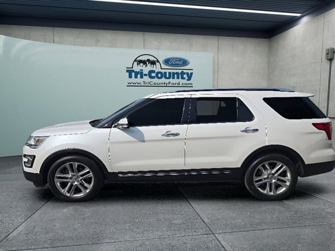 Used 2017 Ford Explorer Limited w/ Equipment Group 301A FWD image 4