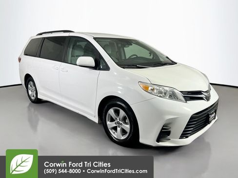Used 2018 Toyota Sienna LE FWD image 1