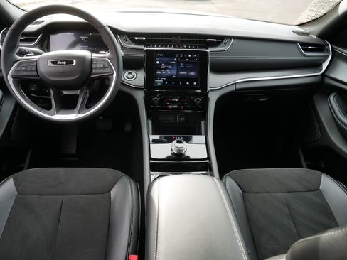 Used 2023 Jeep Grand Cherokee L Laredo image 10