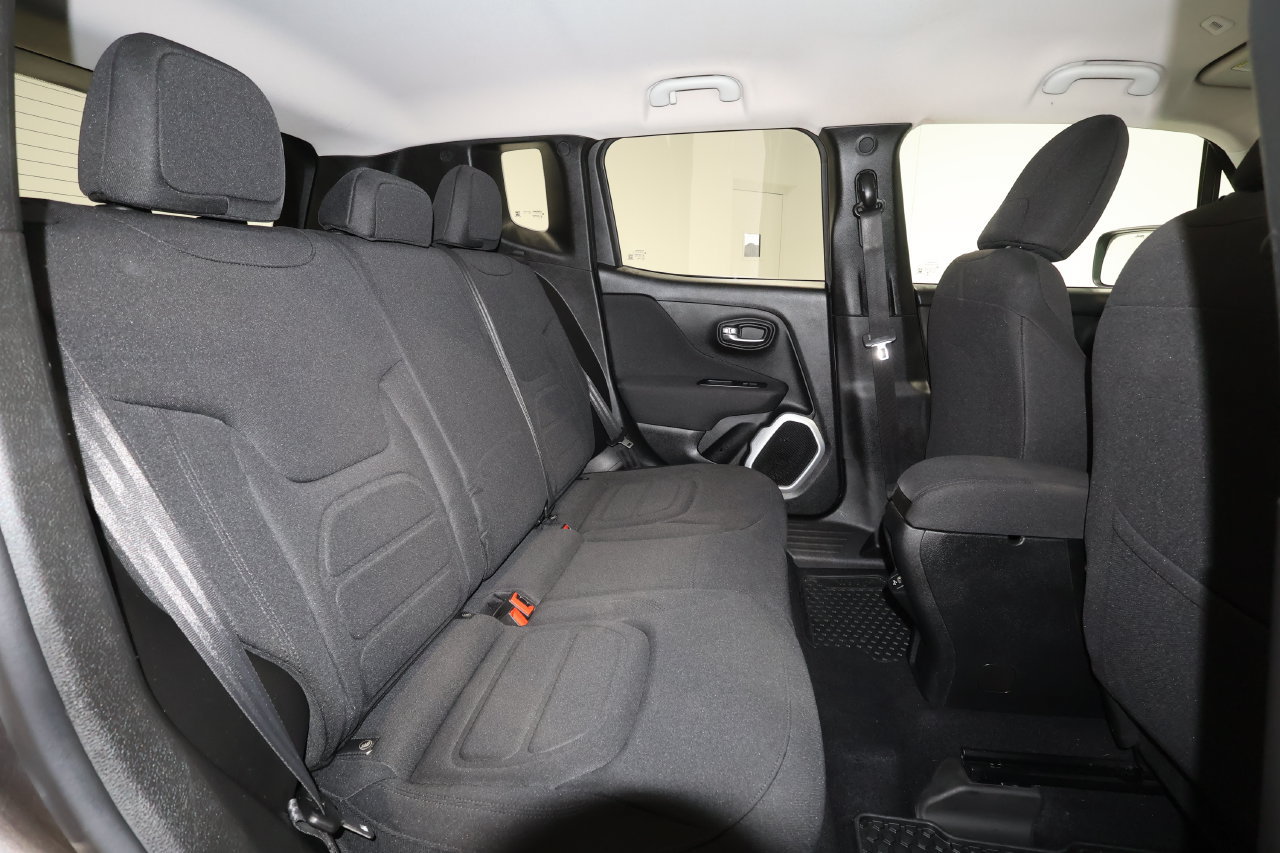 Used 2018 Jeep Renegade Latitude w/ Cold Weather Group AWD/4WD image 16
