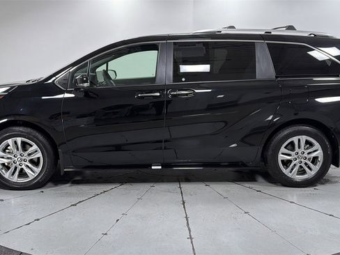 Certified 2025 Toyota Sienna Limited image 8