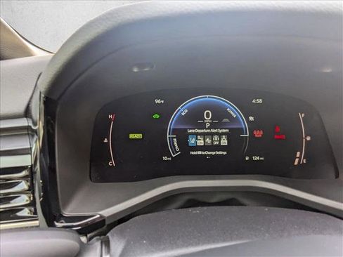 Used 2025 Toyota Camry SE image 9