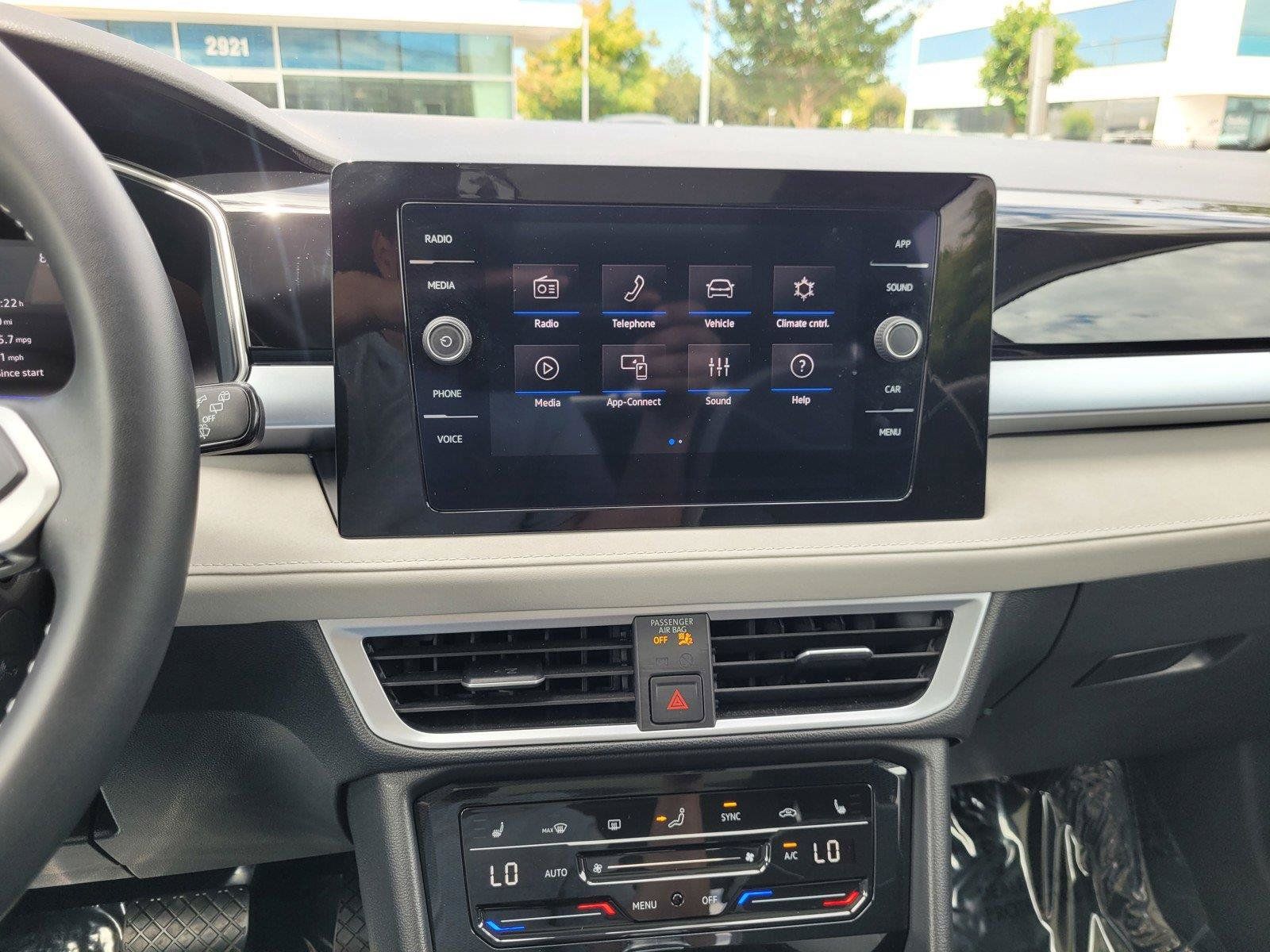 Certified 2025 Volkswagen Taos SE w/ Panoramic Sunroof Package AWD/4WD image 29
