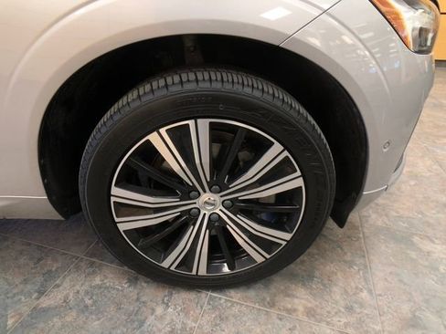 Used 2022 Volvo XC60 B5 Inscription image 9