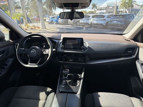 Used 2023 Nissan Rogue SV image 16