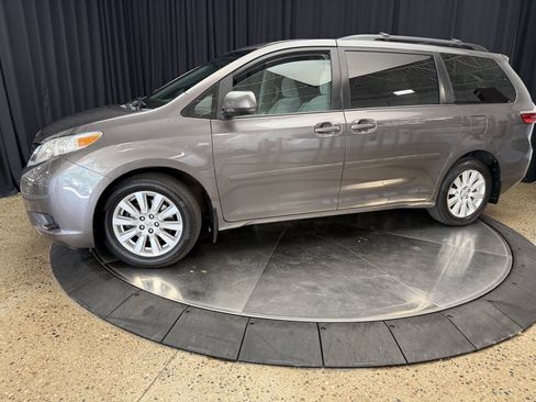 Used 2017 Toyota Sienna LE AWD/4WD image 4