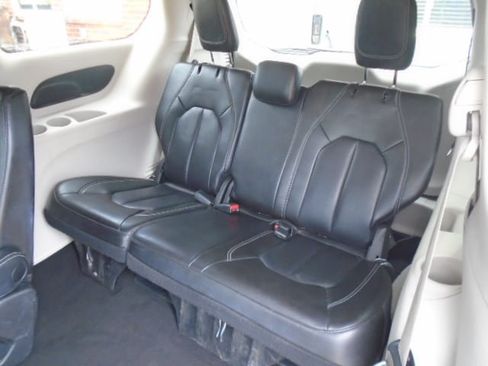Used 2023 Chrysler Pacifica Touring-L FWD image 4