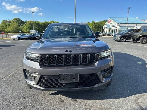 Used 2023 Jeep Grand Cherokee Altitude AWD/4WD image 15