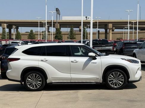 Used 2021 Toyota Highlander Platinum AWD/4WD image 3