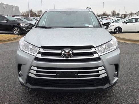Used 2019 Toyota Highlander XLE image 2