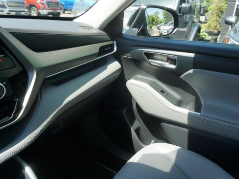 Used 2021 Toyota Highlander XLE AWD/4WD image 28