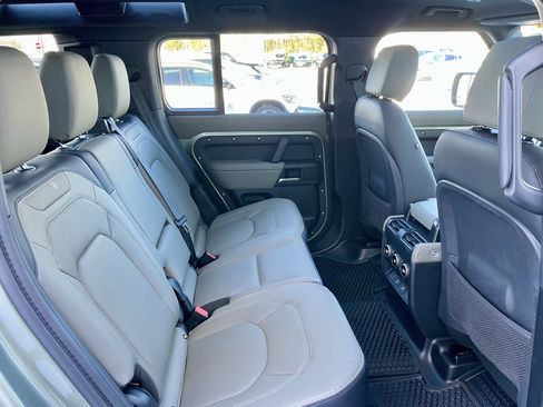 Used 2025 Land Rover Defender 110 X-Dynamic SE image 31