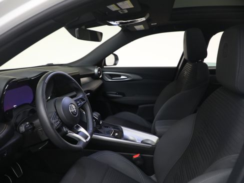 Used 2025 Alfa Romeo Tonale image 13