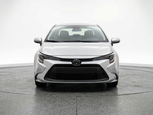Used 2025 Toyota Corolla LE image 2