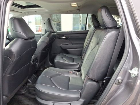 Used 2023 Toyota Highlander XLE image 20