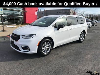 New 2026 Chrysler Pacifica Select