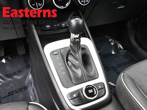 Used 2025 Hyundai Venue Limited image 13