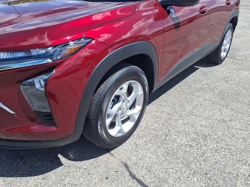 Used 2024 Chevrolet Trax LS w/ LS Convenience Package FWD image 4