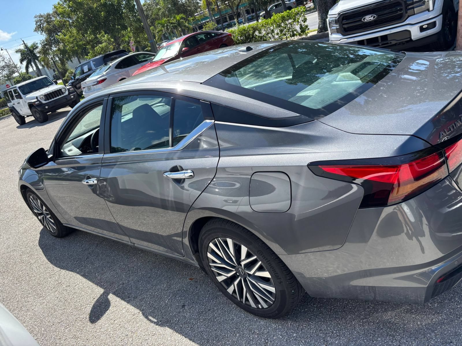 Used 2025 Nissan Altima 2.5 SV FWD image 9