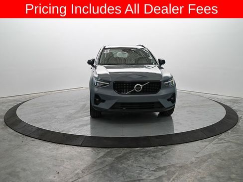 Used 2023 Volvo XC40 B4 Plus w/ Driver Assist Package FWD image 3