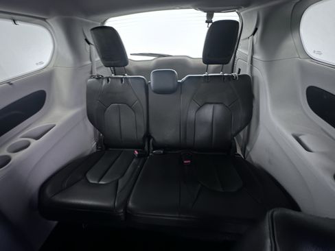 Used 2020 Chrysler Pacifica Touring-L FWD image 25