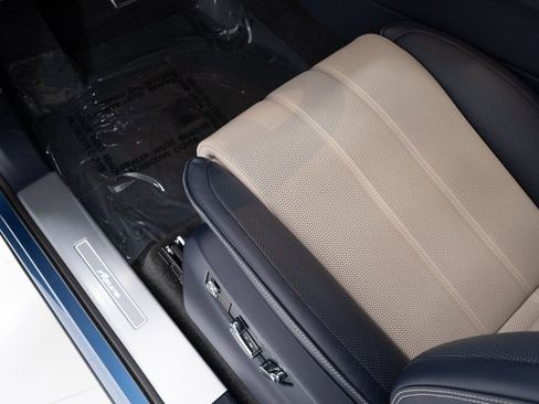Certified 2025 Bentley Bentayga image 12