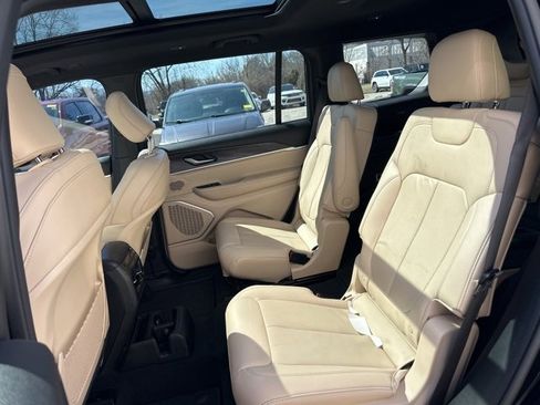 Used 2023 Jeep Grand Cherokee L Limited w/ Black Appearance Package image 18