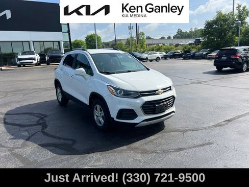 Used 2017 Chevrolet Trax LT w/ LT Convenience Package AWD/4WD image 3