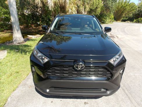 Used 2021 Toyota RAV4 XLE w/ Convenience Package FWD image 5