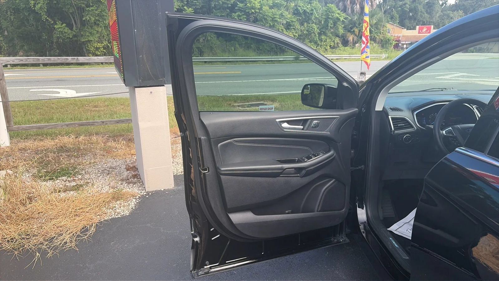 Used 2018 Ford Edge Titanium w/ Equipment Group 301A FWD image 9
